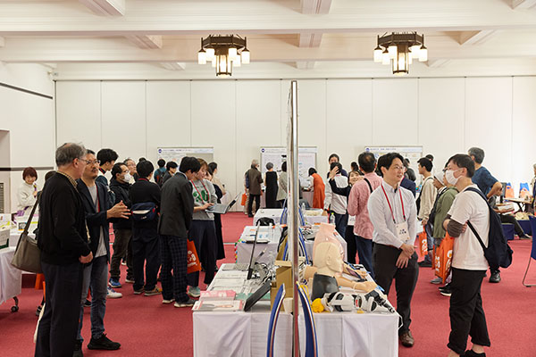 京大時計台：研究者と立ち話