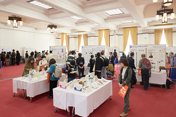 京大時計台：研究者の本棚