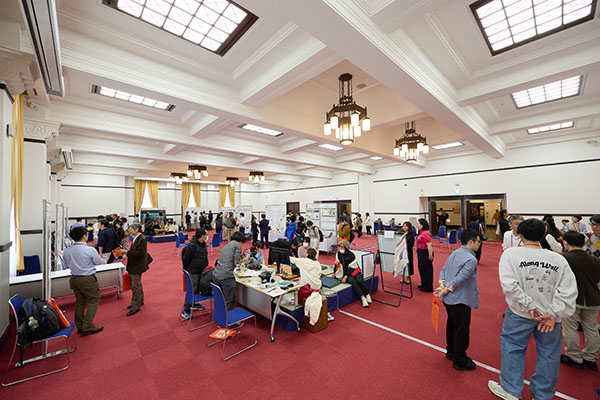 京大時計台：ちゃぶ台囲んで膝詰め対話