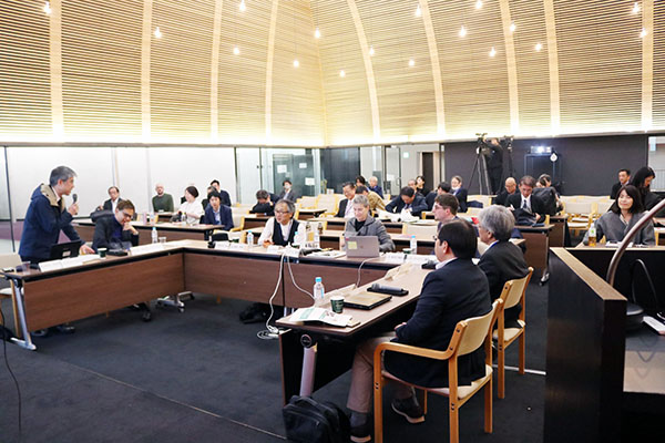 「価値多層社会のヒューマニティーズ －価値の変容、自己の変容、社会の変容－」研究懇談会の様子