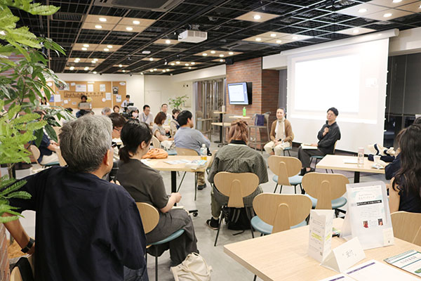 京大ブックトークBook1「フツーの生活プロジェクト―クィアでないクィア生活―」の様子