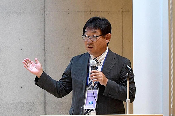 レクチャーシップアワードの今後の展開について説明する若宮淳志 化学研究所教授（選考委員会事務局長）