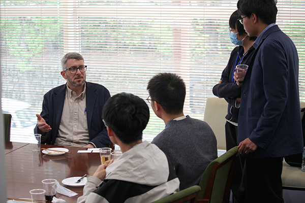 Kyoto University Lectureship Award -Award Ceremony & Commemorative Lecture (April 16, 2026)Dr. Clifford P. Brangwynne engages in lively conversation with students during the networking session.