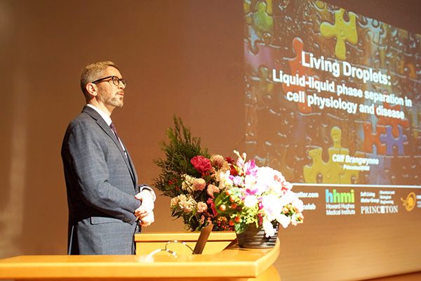 Kyoto University Lectureship Award -Award Ceremony & Commemorative Lecture (April 16, 2026)Dr. Clifford P. Brangwynne delivers his commemorative lecture.